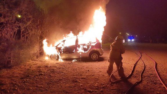 Volvió de una salida con un amigo y encontró su auto en llamas