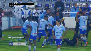 le pego una pina al arbitro porque cobro un penal por var le pego una pina al arbitro porque cobro un penal por var