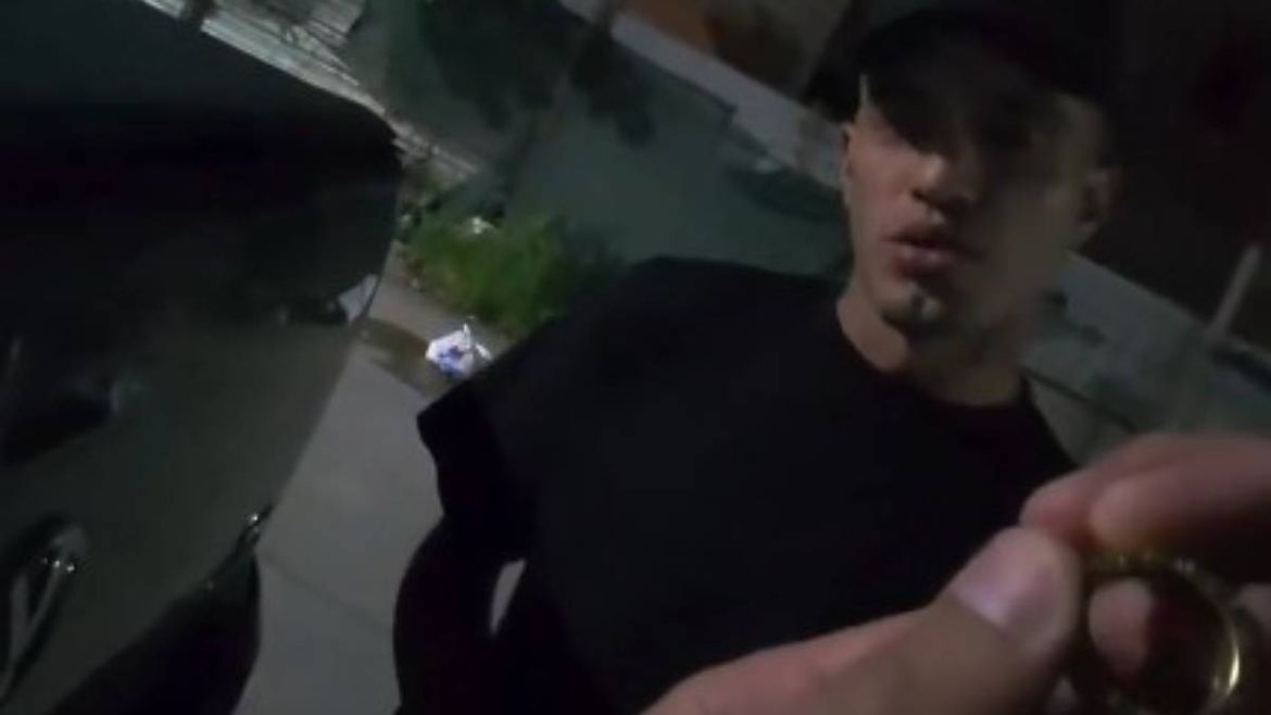 Sin lugar en el fútbol, un ex Independiente y Racing fue filmado vendiendo oro por la noche en una villa: el video | LM Neuquen Sin lugar en el fútbol, un ex Independiente y Racing fue filmado vendiendo oro por la noche en una villa: el video