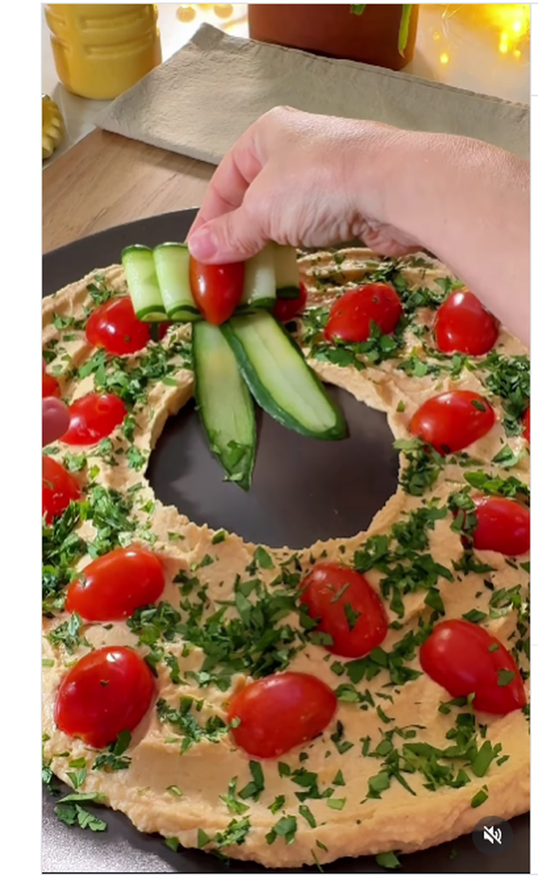 En su cuenta oficial de Instagram, Paulina Cocina apuntó que “inauguro las recetas navideñas nivel FÁCIL con esta receta de hummus En su cuenta oficial de Instagram, Paulina Cocina apuntó que “inauguro las recetas navideñas nivel FÁCIL con esta receta de hummus