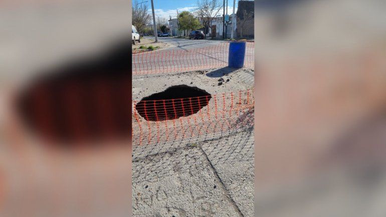 Malestar en el bajo neuquino por un cráter que complica el tránsito