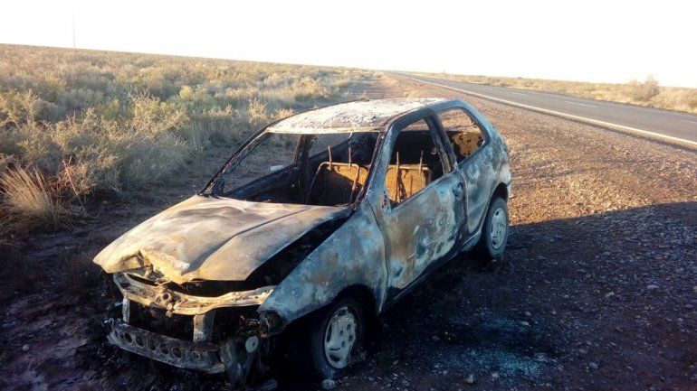 Escapó sin pagar la nafta, se le prendió fuego el auto y agredió a un policía en Cinco Saltos