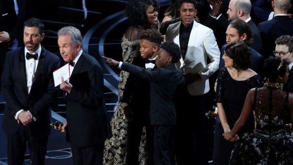 El papelón histórico en los premios Oscar: se confundieron y anunciaron mal a la mejor película
