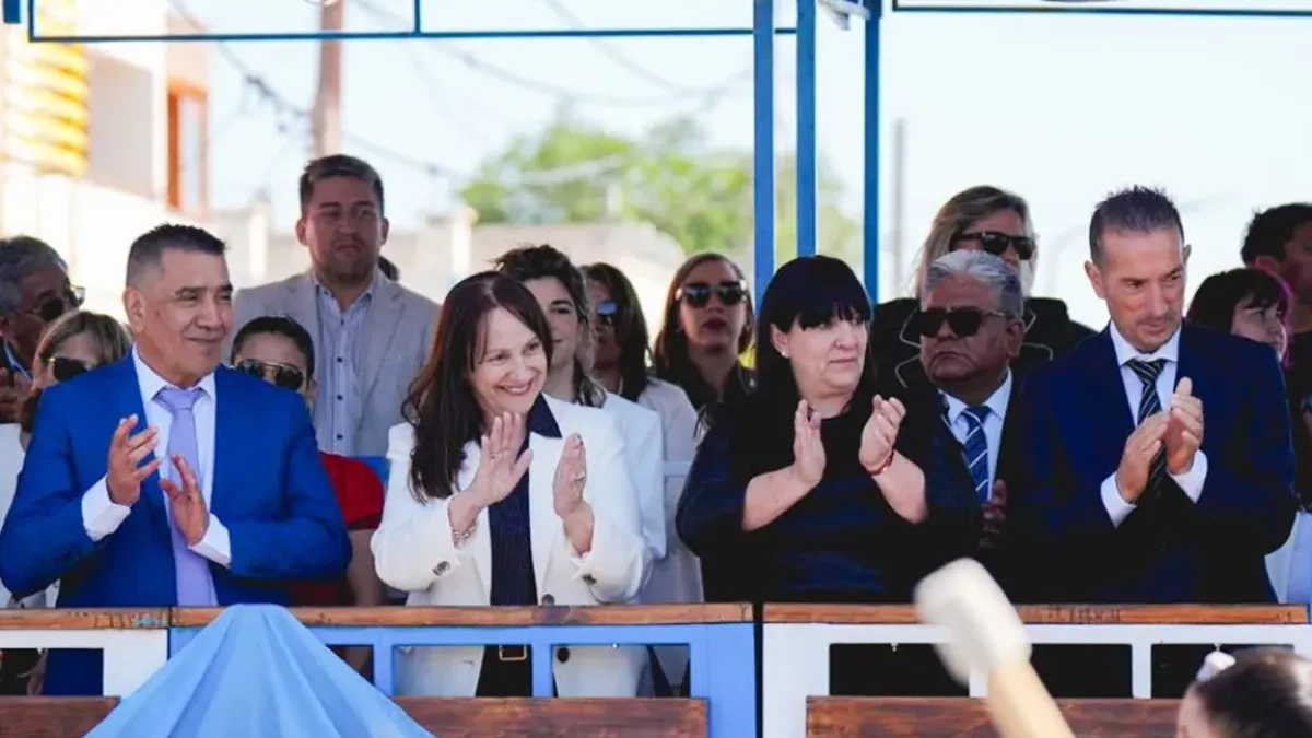 El palco oficial con autoridades provinciales y municipales,
