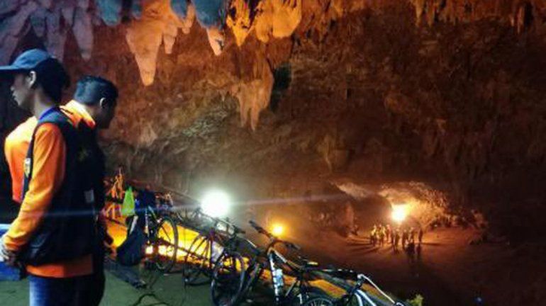 Desde hace tres días, 12 nenes siguen atrapado en una cueva en Tailandia