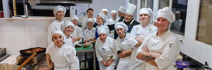 Futuro gastronómico: Estudiantes de los cuatro institutos rionegrinos transforman insumos locales en alta cocina. Futuro gastronómico: Estudiantes de los cuatro institutos rionegrinos transforman insumos locales en alta cocina.