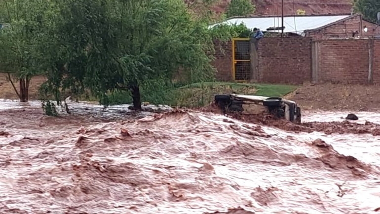 Destrozos y un barrio aislado por la tormenta en Rincón