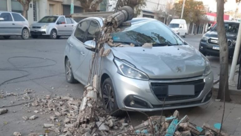 El Peugeot 308 sufrió importantes daños por la caída de un poste de hormigón en Trelew. 