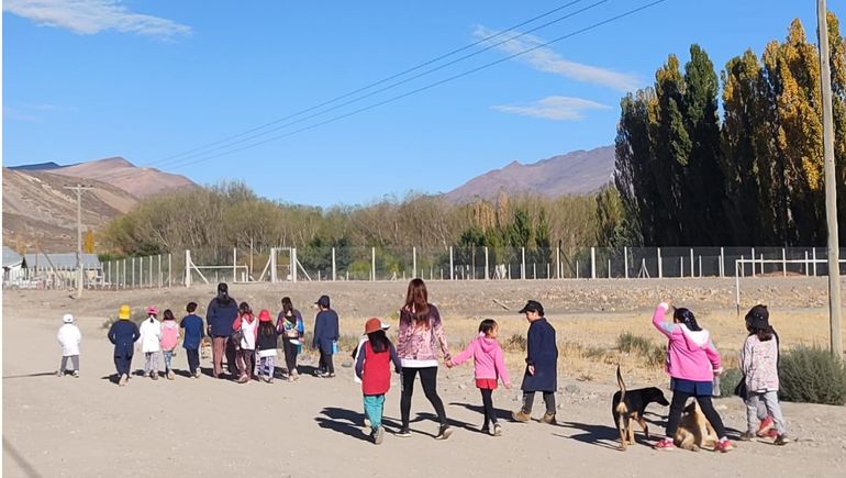 Los niños de El Alamito recorrieron lugares donde podría estar la plaza. Los niños de El Alamito recorrieron lugares donde podría estar la plaza.