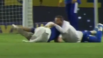 brutal tackle al intruso que fue por rossi y tuit anti boca de guido glait brutal tackle al intruso que fue por rossi y tuit anti boca de guido glait