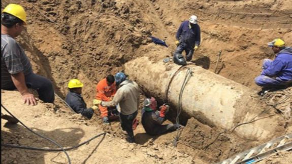 El acueducto de Comodoro Rivadavia, en Chubut, durante una rotura que a principios de 2018 afectó el servicio.