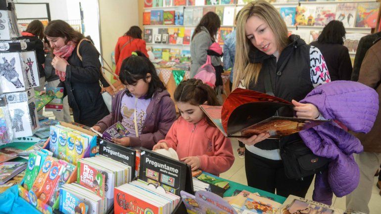 Las ofertas son bienvenidas por quienes recorren los stands de la cuarta Feria Internacional del Libro neuquina.&nbsp;