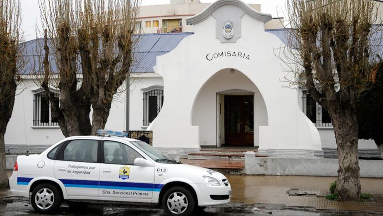 El chico golpeado y amenazado fue trasladado a la Comisaría Primera de Rio Gallegos, acompañado por una tía, para hacer la denuncia formal. El chico golpeado y amenazado fue trasladado a la Comisaría Primera de Rio Gallegos, acompañado por una tía, para hacer la denuncia formal.