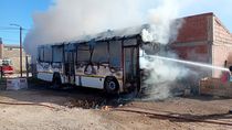 El fuego destruyó el colectivo. El fuego destruyó el colectivo.