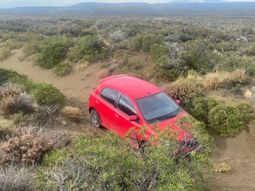 El Toyota Etios del hombre que era buscado desde el viernes a la noche estaba encajado en un camino rural de Chubut, en las afueras de Comodoro Rivadavia. El Toyota Etios del hombre que era buscado desde el viernes a la noche estaba encajado en un camino rural de Chubut, en las afueras de Comodoro Rivadavia.
