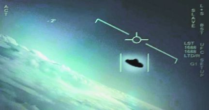 Pilotos militares filmaron videos en los que se observan presuntos OVNIS.