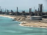 FOTO DE ARCHIVO: La refinería de petróleo y la terminal petrolera de Ras Tanura de Saudi Aramco, en Arabia Saudí, 21 de mayo de 2018. REUTERS/Ahmed Jadallah