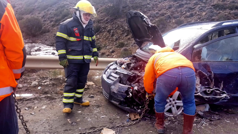 En el vehículo Volkswagen viajaba una mujer y un hombre en sentido a Villa Pehuenia. En el vehículo Volkswagen viajaba una mujer y un hombre en sentido a Villa Pehuenia.