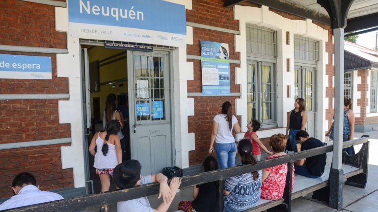 Muchos pasajeros se quedaron esperando el tren durante la mañana.