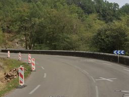 Una de las exigente curvas de la ruta que transitaba el ciclista cuando cayó a un barranco en Francia. Una de las exigente curvas de la ruta que transitaba el ciclista cuando cayó a un barranco en Francia.