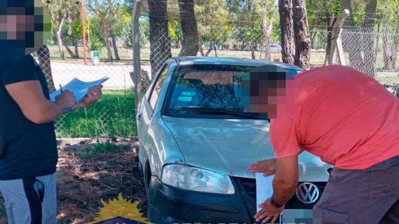Frenan a conductor y le roban el auto a punta de pistola