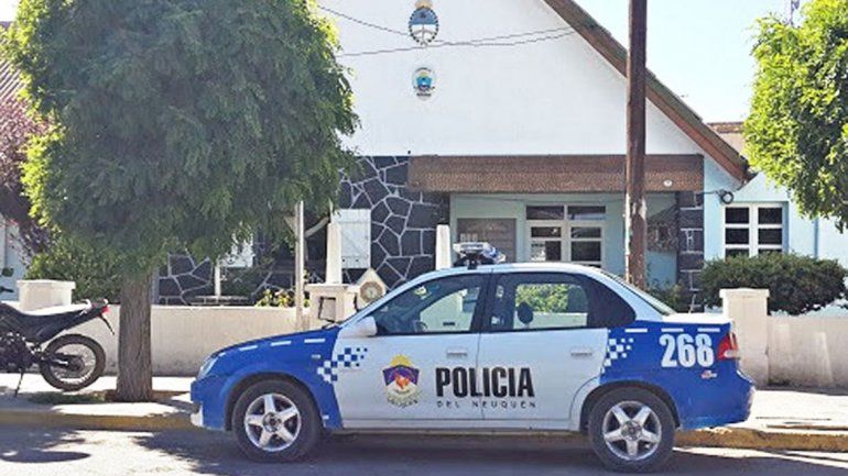 Enganchó al ladrón en su patio, lo corrió y le dio un piedrazo
