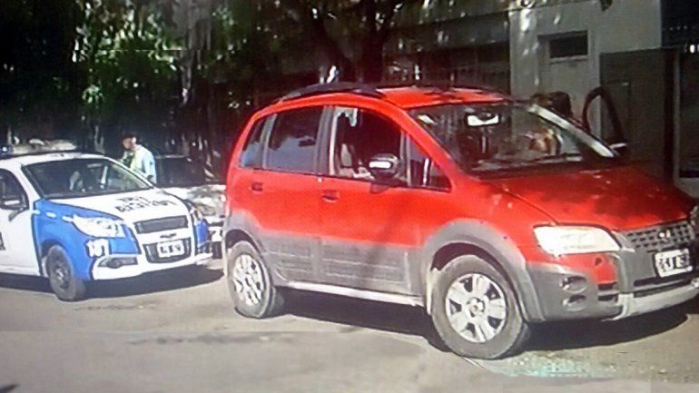 El Fiat Idea con la ventanilla del acompañante rota por el robo.