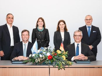 En la foto (De izquierda a derecha): Marcos Bulgheroni, Group CEO de PAE; Rodolfo Freyre, Presidente de SESA; Betina Pasquali de Fonseca, embajadora argentina en la República Federal de Alemania; Doris Honold, miembro del Consejo de Supervisión de SEFE, Frédéric Barnaud, CCO de SEFE; Dr. Egbert Laege; CEO de SEFE.