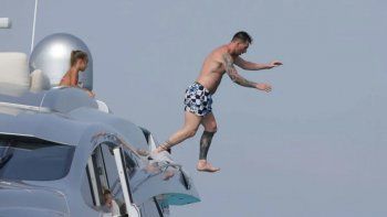 clavado desde un yate y look canchero: las nuevas fotos de messi en ibiza clavado desde un yate y look canchero: las nuevas fotos de messi en ibiza