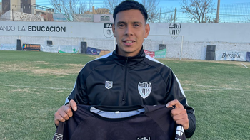 Argüello posando con la casaca de Cipo en La VIsera. Argüello posando con la casaca de Cipo en La VIsera.