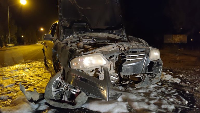 Perdió el control, chocó un poste y su amigo sufrió una fractura