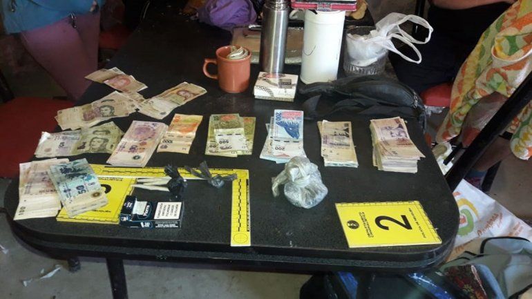 Se inició una causa por encubrimiento y tenencia de drogas.