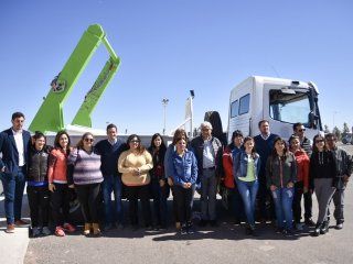 diez mujeres se capacitan en manejo de flota pesada para trabajar en las petroleras