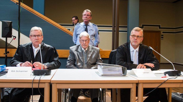 Reinhold Hanning (centro)