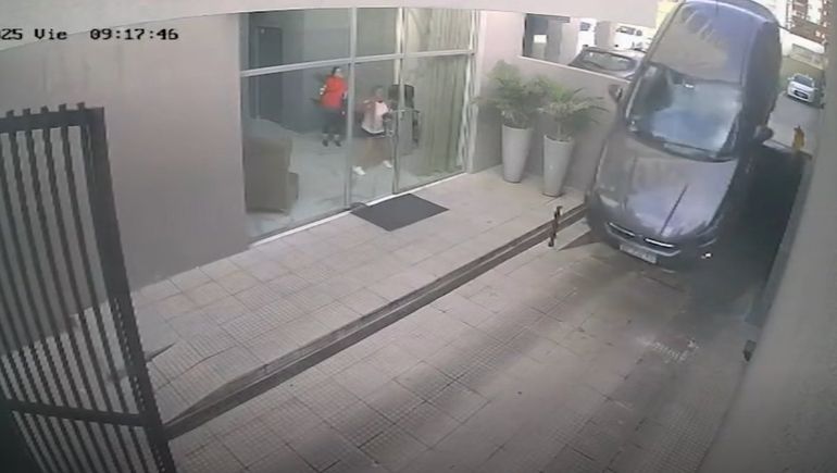 El auto quedó suspendido en el aire antes de estrellarse.