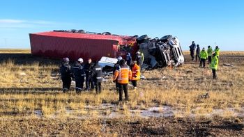 El camión volcado, tras la tragedia con cuatro muertos en la Ruta 3, en Santa Cruz. El camión volcado, tras la tragedia con cuatro muertos en la Ruta 3, en Santa Cruz.