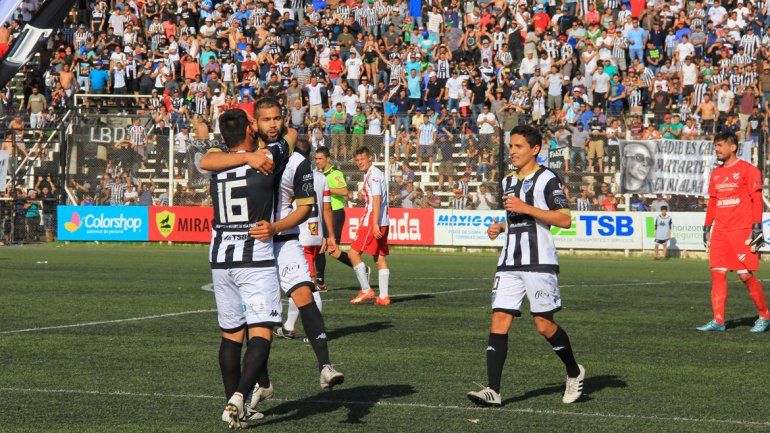 Cipolletti ya sacó ventaja en el cruce con el Rojo