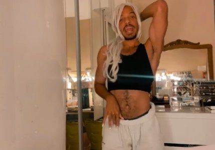 Sergio Momo imitando a Ester Expósito