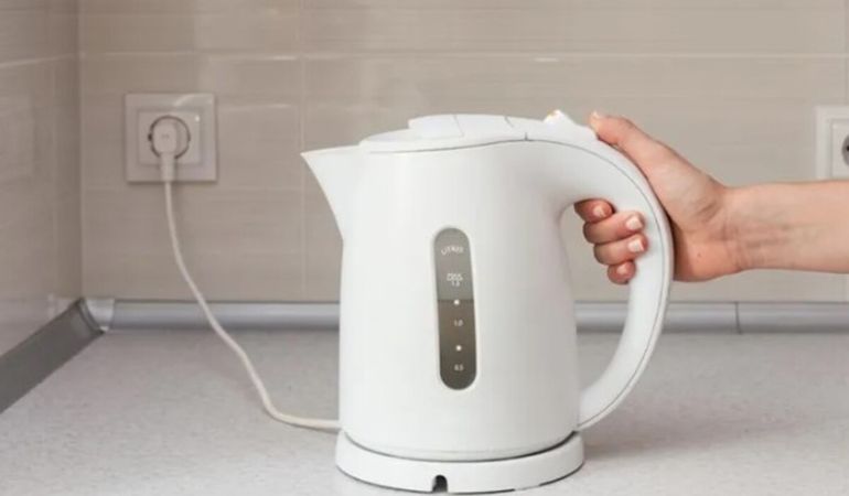 La pava eléctrica puede acumular sarro con el uso diario y afectar tanto el sabor del agua como el funcionamiento del aparato. La pava eléctrica puede acumular sarro con el uso diario y afectar tanto el sabor del agua como el funcionamiento del aparato.