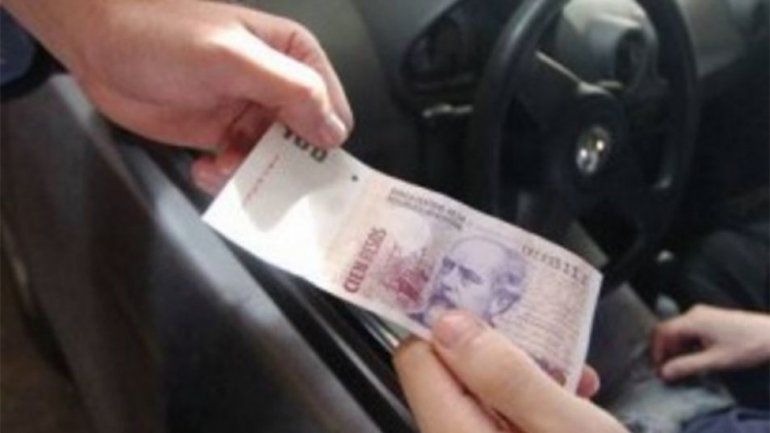 Quisieron sobornar a policía que los atrapó robando combustible y terminaron presos