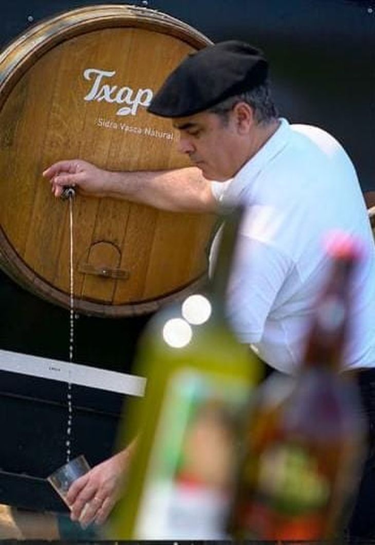  Una tradición que persiste a través de la sidra Txapela que se sirve de a chorros.