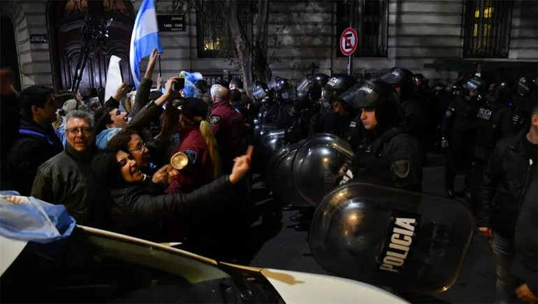 CFK dijo que la policía de Larreta reprimió en las puertas de su casa