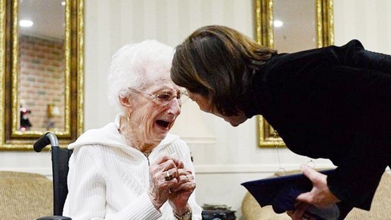 Margaret Thome Bekema recibe felicitaciones.