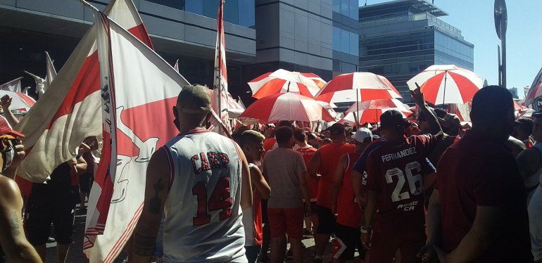 Polémica por el banderazo de la barra brava de River