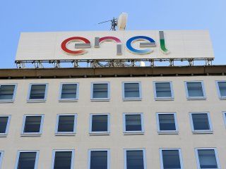 FOTO DE ARCHIVO: Un logotipo de la multinacional energética italiana Enel se ve en la sede de Milán, Italia, 5 de febrero de 2020. REUTERS/Flavio Lo Scalzo