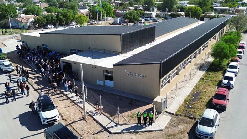 Figueroa inauguró un centro de formación profesional en Centenario | LM Neuquen Figueroa inauguró un centro de formación profesional en Centenario