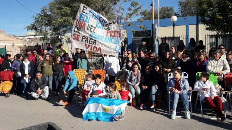 Dictan clase pública para pedir ayudar al Concejo en el conflicto docente