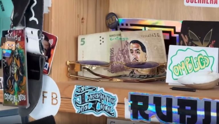 Misterio develado: ¿por qué hay un billete de $5 con la cara de Nacho Elizalde en el estudio de Tiny Desk?