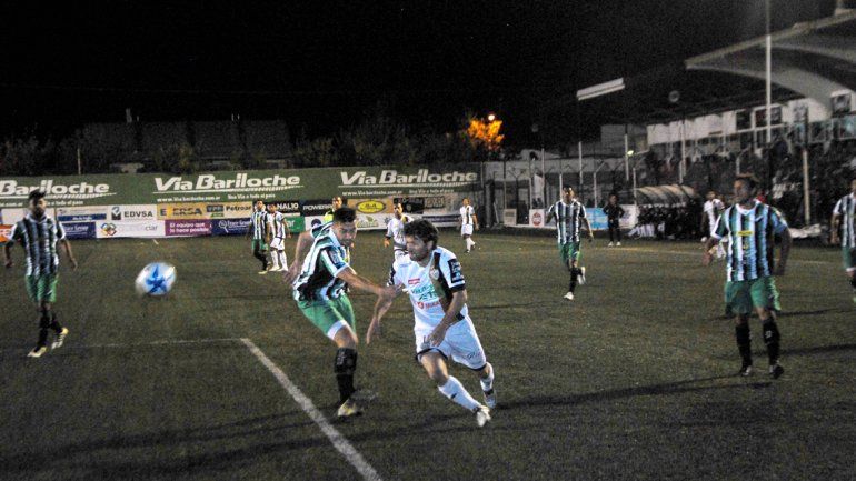 Weiner fue una de las figuras y abrió la cuenta con un golazo.