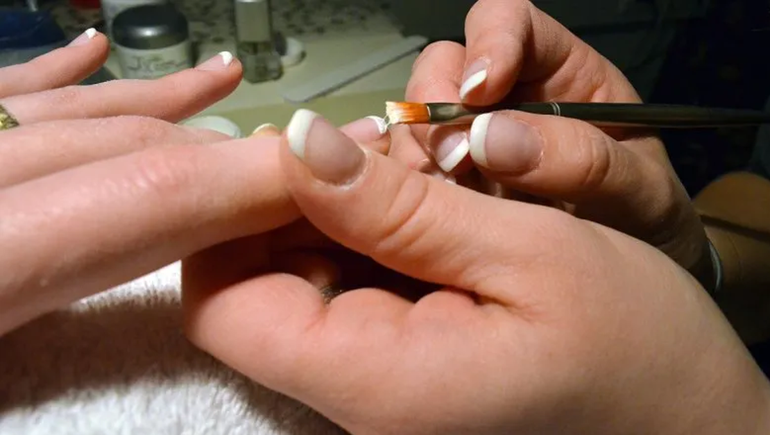 ¿Es peligroso hacerse las uñas? Alerta sobre los riesgos para la salud